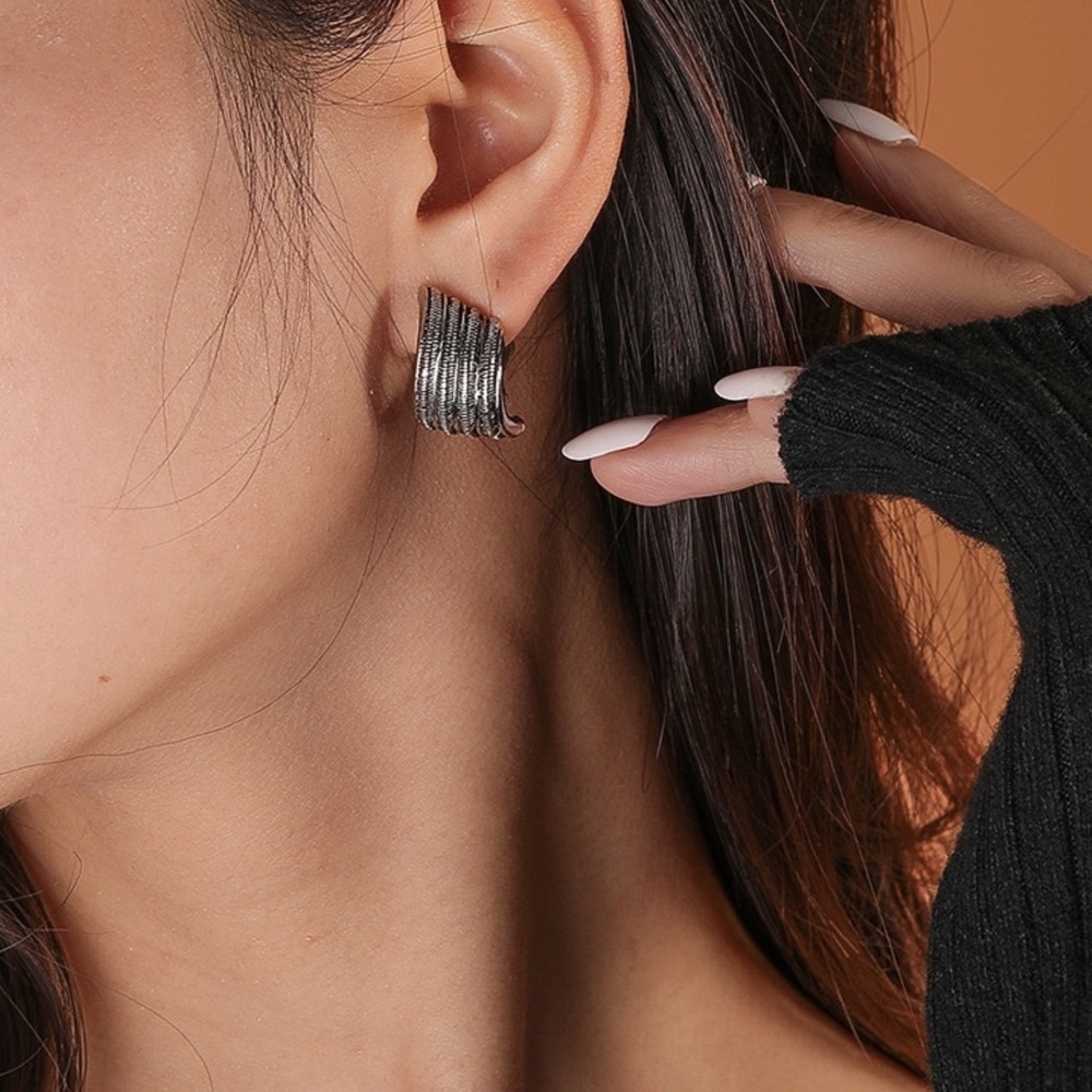 CLIP-ON! Black Textured Wave Pattern Earrings